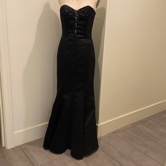 Black Gunnesax Strapless Formal Dress - Picture 2 of 8